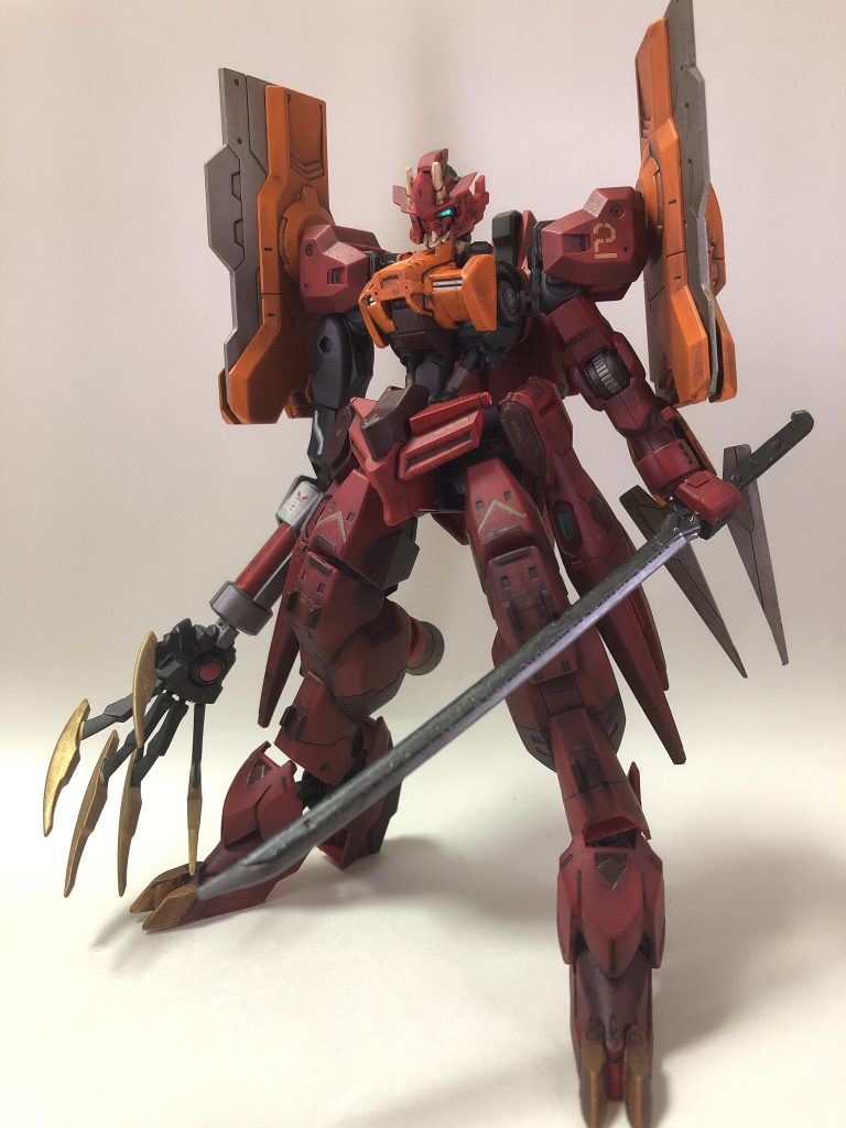 ガンダムアスタロトオリジン改弐そして、弐式と改の要素を1つにまとめることで、改弐となります。武装は弐式からナイフをバルバトスの太刀に変更したものとなっています。が、正直ナイフのままでも別に良かったような…()可変機構はオミットされましたが、ウイングを展開することで、元々のアスタロトオリジンのように高速飛行することが可能です。