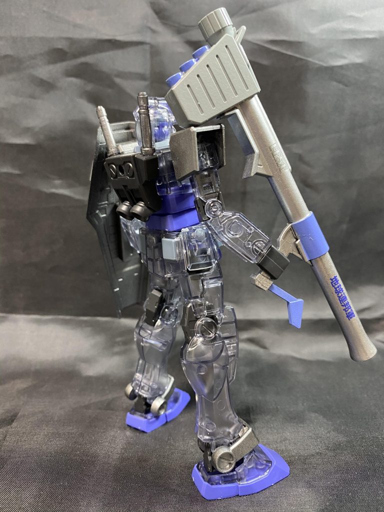 右より。バズーカの地球連邦軍のデカールがいい感じ。シールドの方もですが、こういうクリアキットとかは普段貼りにくい柄とかのデカールを主張!