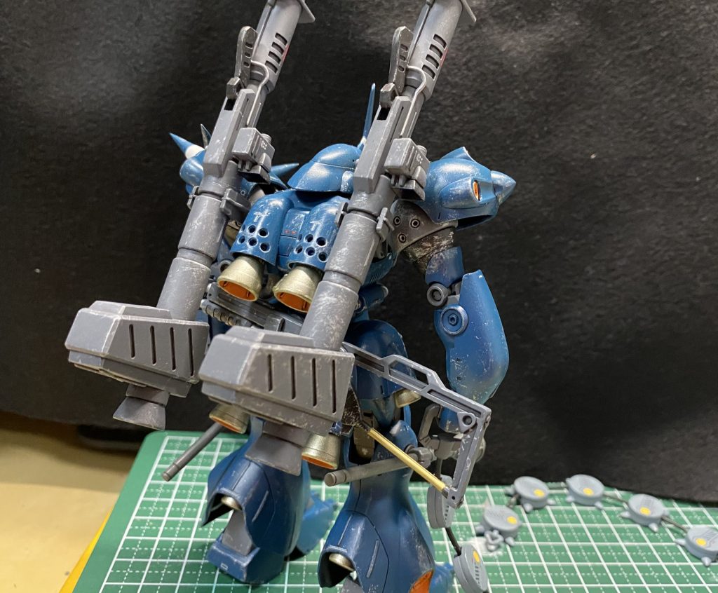 バックパック他の凹モールドは排熱・軽量化目的と解釈して開口。