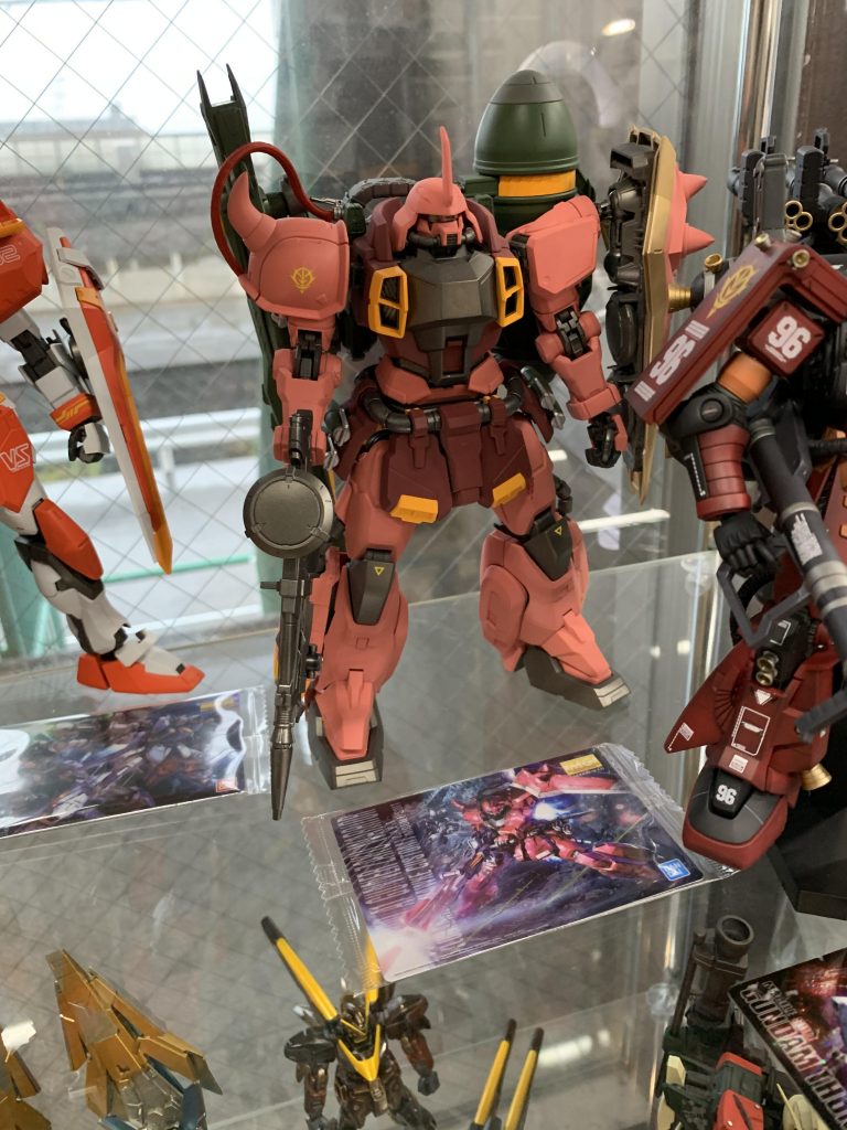 このザクは某コンペで展示させていただきました。ガンプラウエハースに入っていたカードのガンプラを作るという企画でした!以上で、シャア専用ザクウォーリアの紹介を終わります。最後までご覧いただき、ありがとうございました!