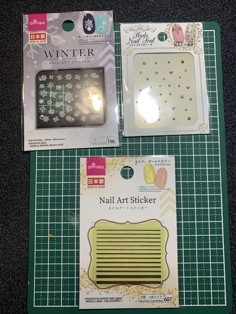 100均に売っていたネイルシールをペタペタ貼るだけのお手軽仕上げです。