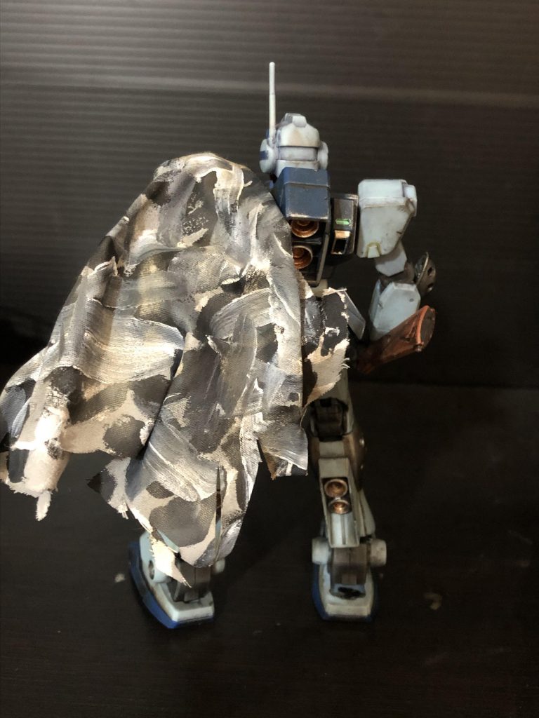 迷彩を良くわかってないので都市迷彩ぽい色を塗ったくりました。