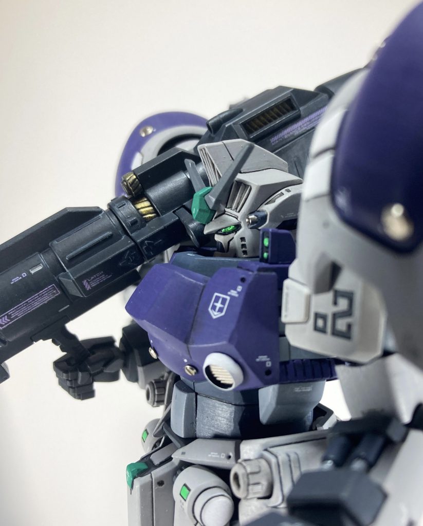 アトミックバズーカのデカールはボディカラーと合わせて紫に。