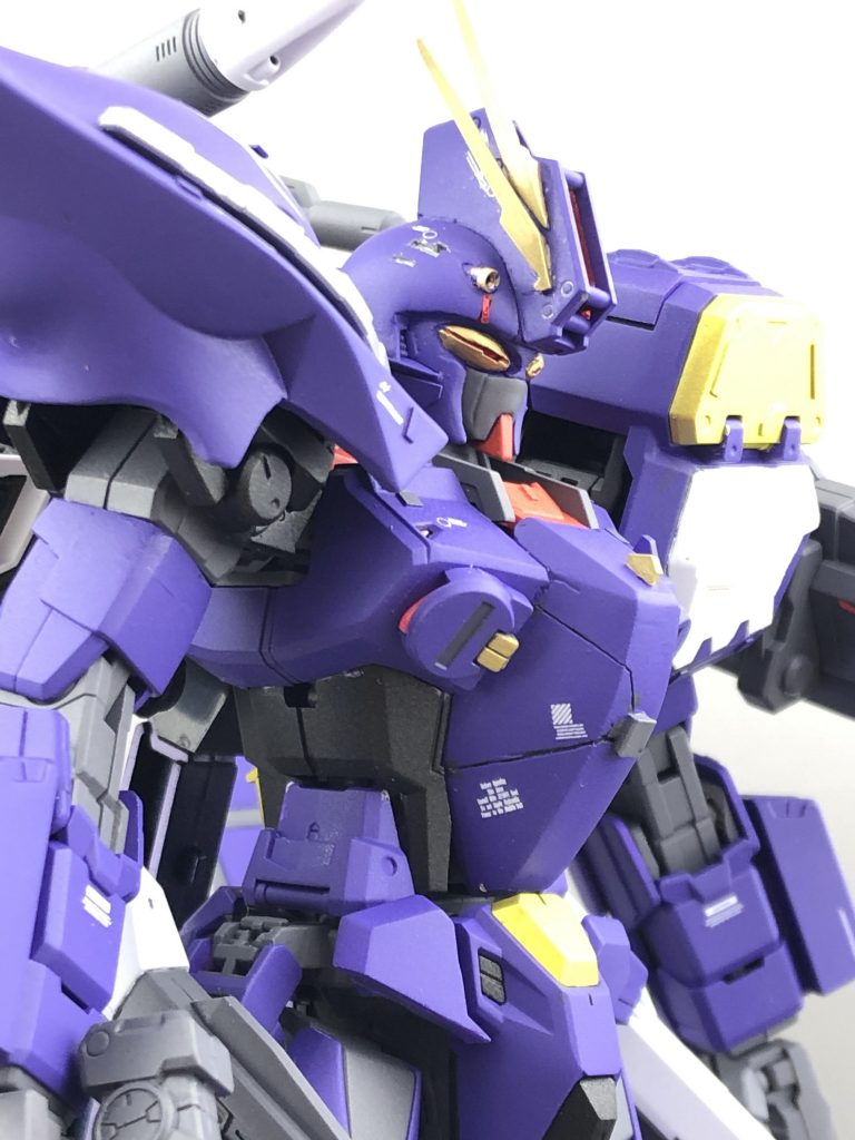 胸周りはパテとジャンク品で。腰部フロント&リアアーマーは短く切り落としてザンスカール機のイメージに近くしました。