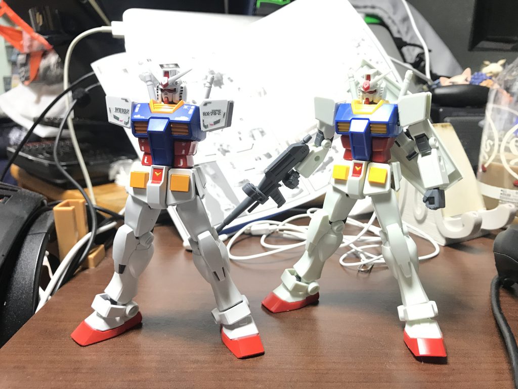 パチ組みと並べて。キットの成形色はHGリバイブ版ガンダムに酷似しています。アニメイメージカラーとでも言うやつです。僕は正直あの成形色の白が好きではありません。そのうち、自分で納得できるアニメカラーにも挑戦しようと思います。今回の塗装はグレー系のホワイトにしています。