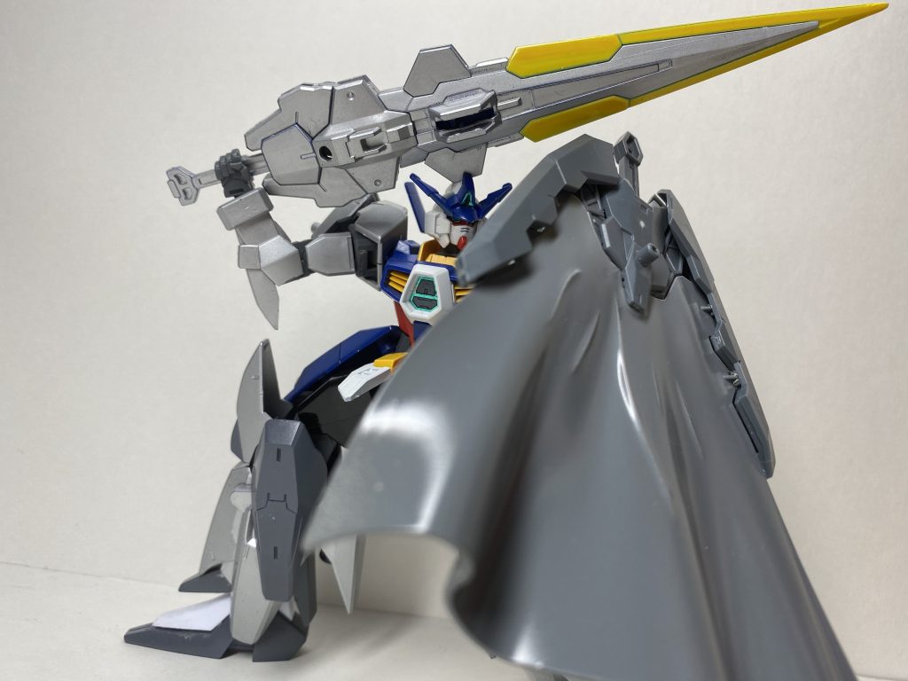 ビームコーティングマント。左肩に装備しています。トライエイジマグナムのビームマントをグレーに塗装、勝手にビームコーティング機能を追加して採用しました。本当は後ろに付けたかったのですが右肩の大剣のせいで左右のバランスが崩れるんじゃないかと思い急遽変更。シールドとしても使えますのでじゃあ左肩に装備しようということで決まりました。もっと技術が高まったらいずれ本物の布と針金を使って付け直そうと思います。