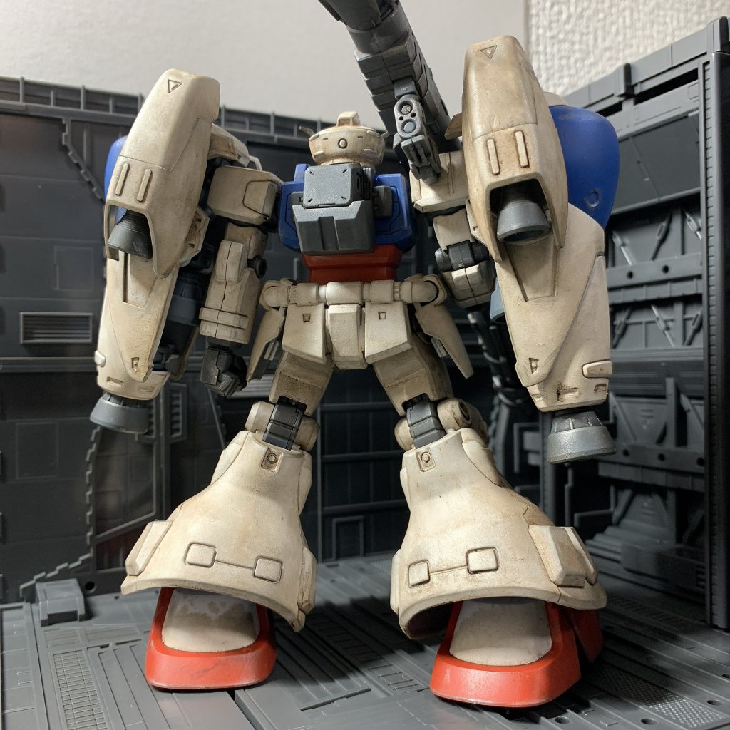 バックショット。実はシールド及び左持ち手がなかったのでシールドは装備してません。笑ビームバズーカ装備なので、シールドはむしろデッドウェイトかもしれないですが。