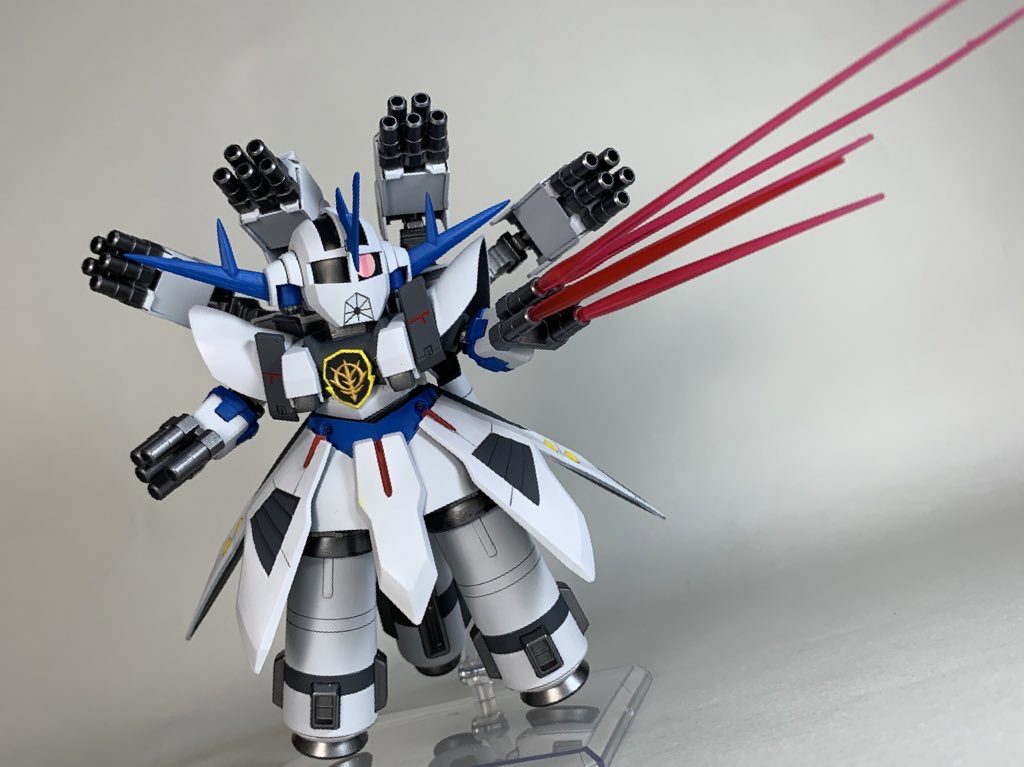 ビーム砲多数、スラスター追加の高機動で立ち回る。