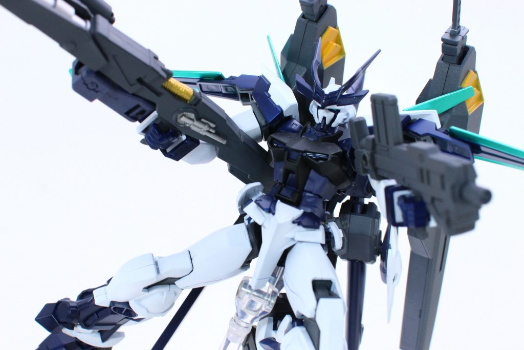 装備は長距離のスマートガン、中距離のグレネードとCファンネル、近距離のサムライソードとシンプルにSEED系MSのバッテリー駆動の兼ね合いから、継戦能力向上の為腰部にブルーフレームのタクティカルアームズ用弾倉パックを追加バッテリーをもして接続してます(´ω`)