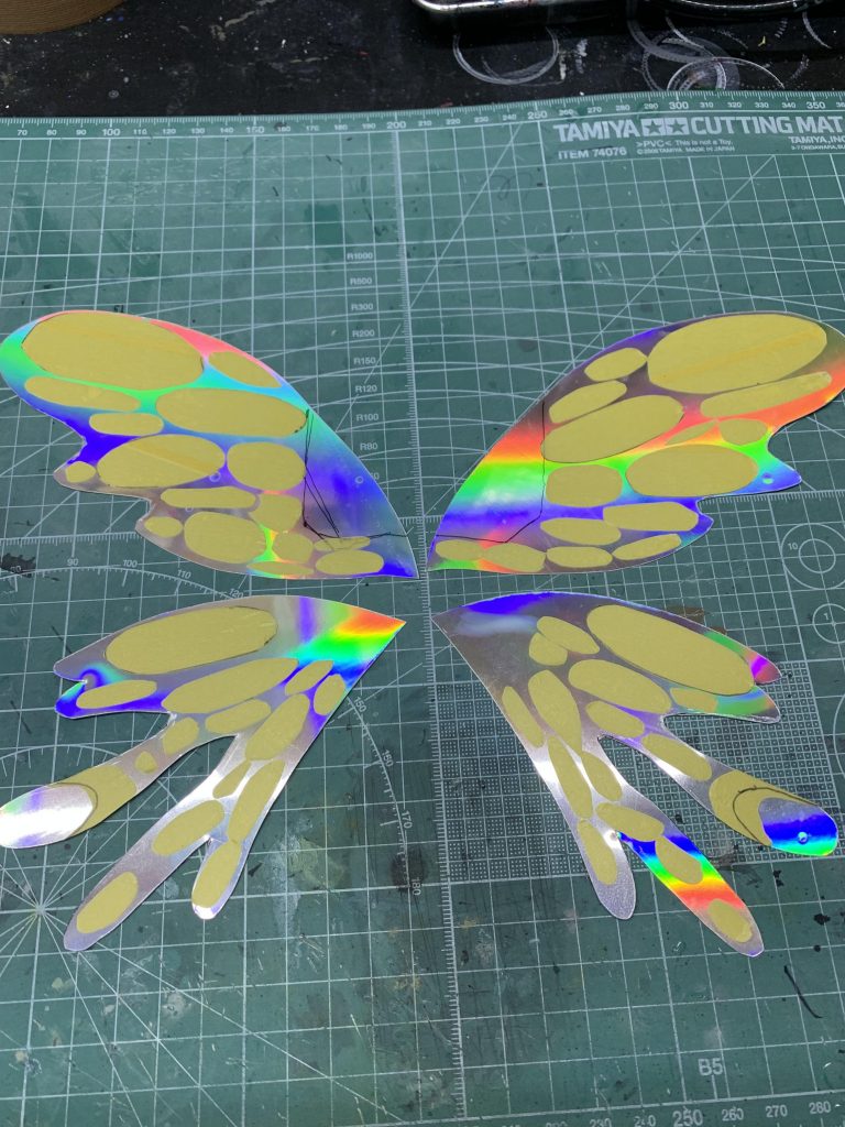 蝶の羽は透明プラ板にホログラムシールを貼りマスキングしてクリアパープルどパール塗料を混ぜたものを吹きつけ。HGターンエーのエフェクトパーツを参考にしました。この方法にたどり着くまで一週間かかってしまいました。