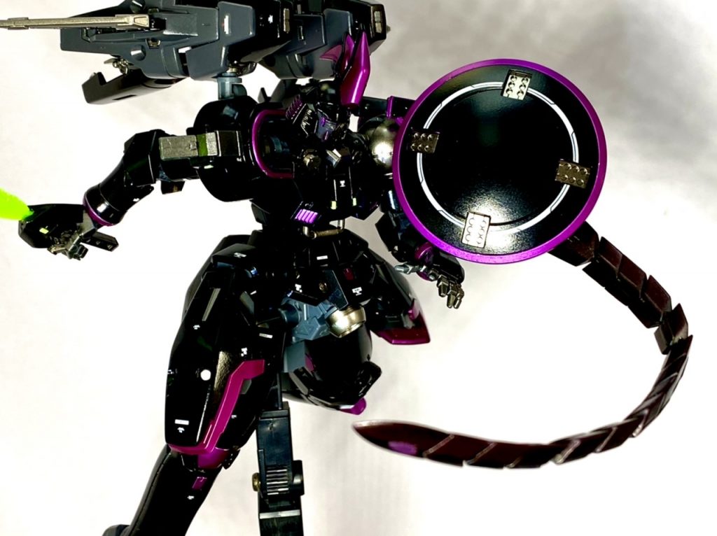 盾の裏にはやっぱりヒートロッドも装備させたかったので、コトブキヤのビーストマスターソードをそれらしく取り付け可能に。