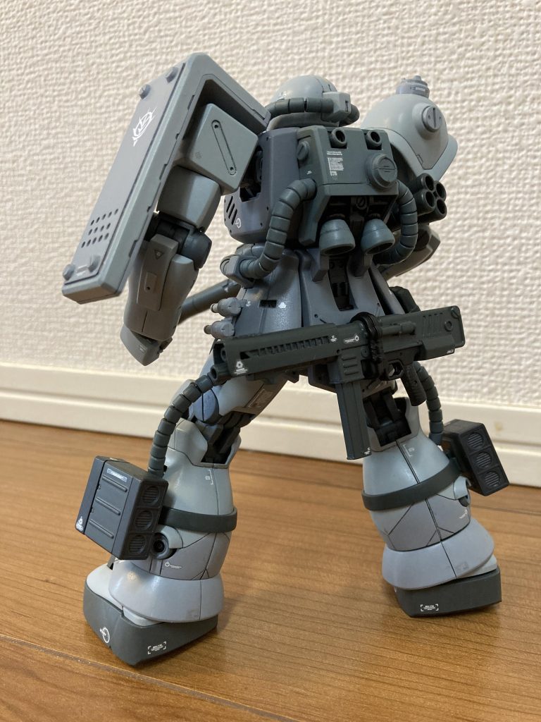 マシンガンもプラ板でデコりましたが、難しい…。まぁ、雰囲気は出せたか…。結局はザクは緑が似合ってる、と思い知りました。ご覧頂きありがとうございました。