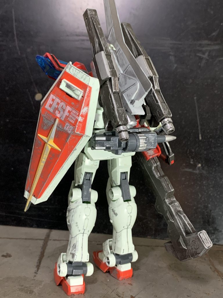 背面。鋭角の目立つシールドはドライブラシの汚れがよく映えるので好きです。