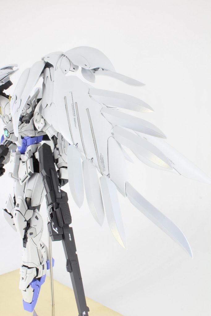 分かりにくいですが翼の先端にパールゴールドでグラデーションをかけています。