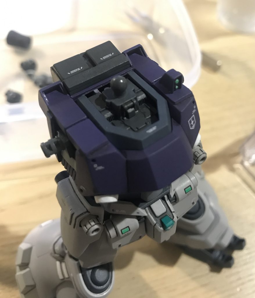 リックディアスの襟の内側からGP02の首元のパーツが覗きます。