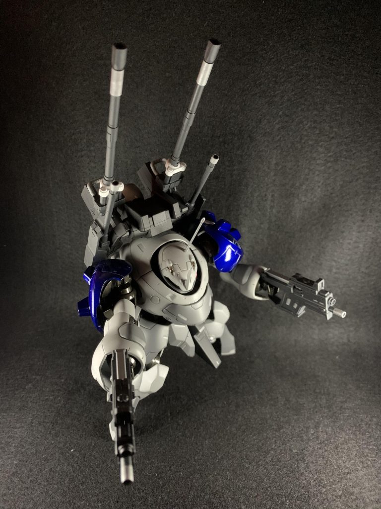コトブキヤさんのウエポンユニット小型マシンガン2挺。両脚側面に装備。