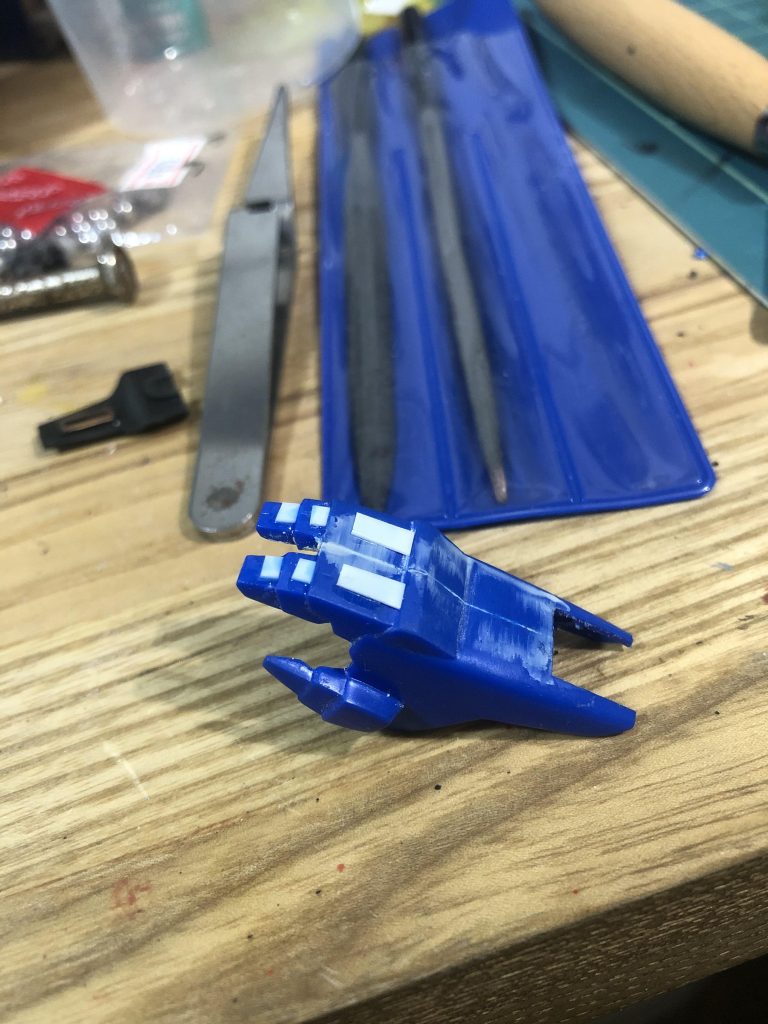 腕装甲へはマグネットを埋め込み、合わせ目消しの際に邪魔だったモールドを削り落とし、プラ板で再作成