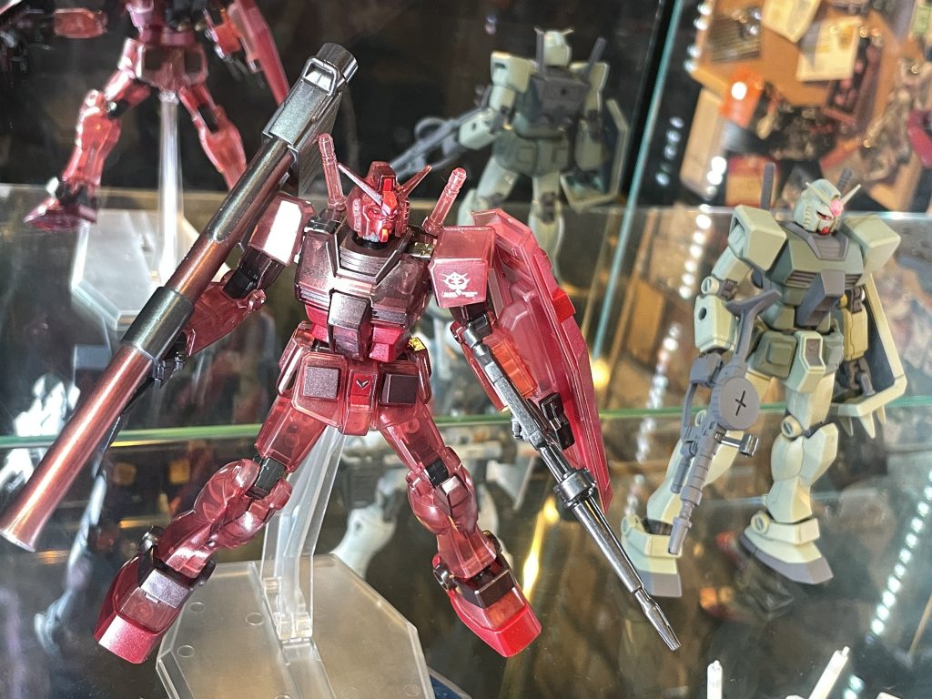 RX-78コンペへの挑戦がエントリーグレードのソリッドクリアなのも、アニプラカフェの展示スペースがLEDや鏡などで光が乱反射してるのを考えて、クリアなら映えるかな?と思って作りました。狙い通りにはなったかなと思います。宜しければ店頭にてご覧くださいませ。