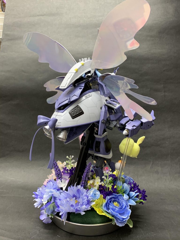 羽の裏側はホログラムシール面でマスキングを貼るとキレイに剥がせなくなるのでそのまま。羽はマジックテープで固定。