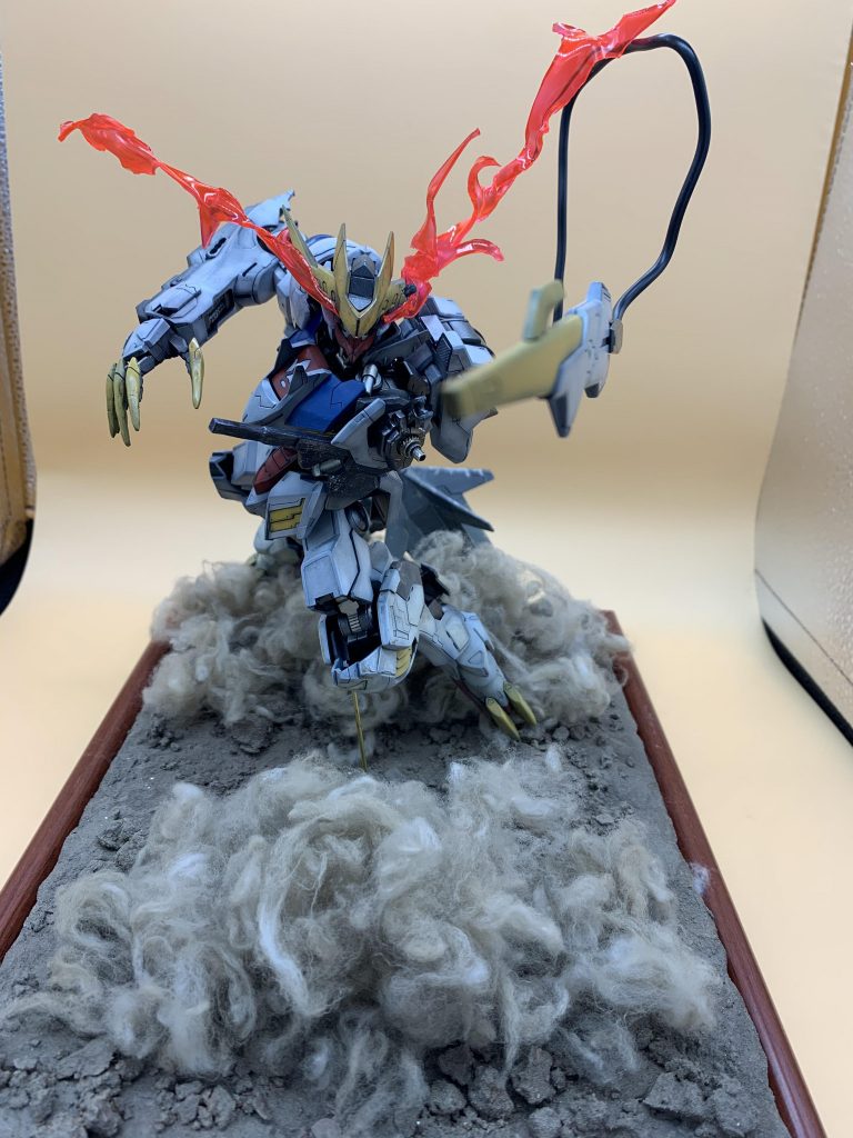 綿にはクレオスのウェザリングカラーをエアブラシで塗装。目の光にはクリアレッドに蛍光ピンクを重ねて明るさを上げています。