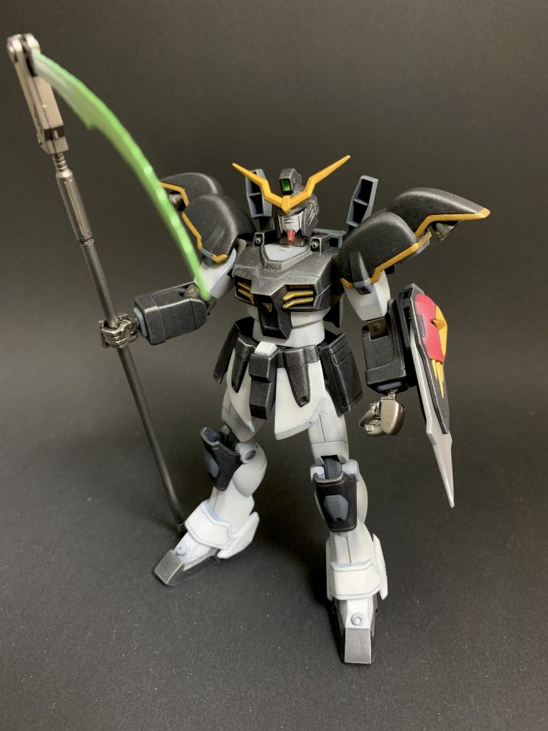 この時代のガンプラのビームってクリアパーツじゃないんですよね。サーベルなら他キットの刃をもってきて終わりなんですが、鎌となると流用するのも自作するのも簡単ではないので、グラデーション塗装でビーム感を頑張ってみました。プラ棒で全体の長さも伸ばしています。