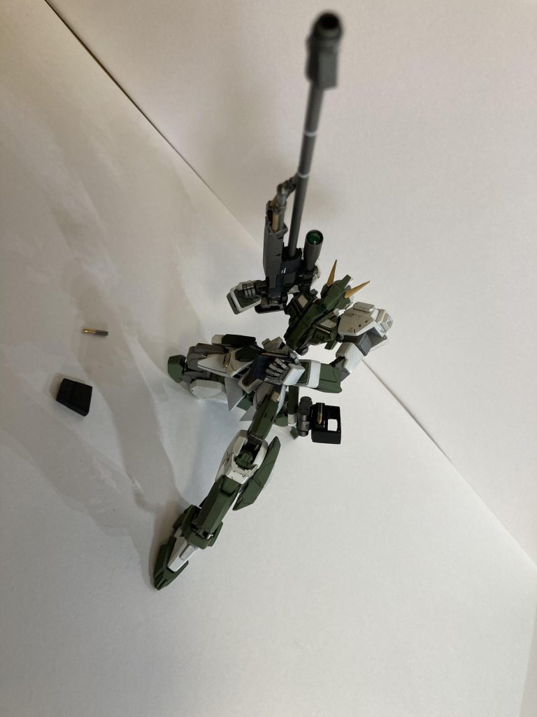 リロード! マガジンは腰につけれます!可動もするので手にとりやすいです!全部実弾でカートリッジ含め全部で15発撃てます!