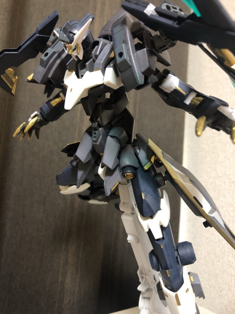 全体的にガンダムマーカーを使用して塗り分けてます。塗りむらがあるのは途中でだらけてきたせいです、、