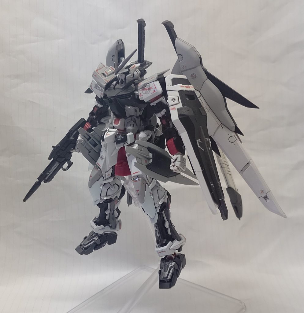 装甲は白とグレーのコントラストをより明確にし、フレームのレッドは水性塗料を使用して差し色でガンメタルを加えることで落ち着いた感じに仕上げました🎵