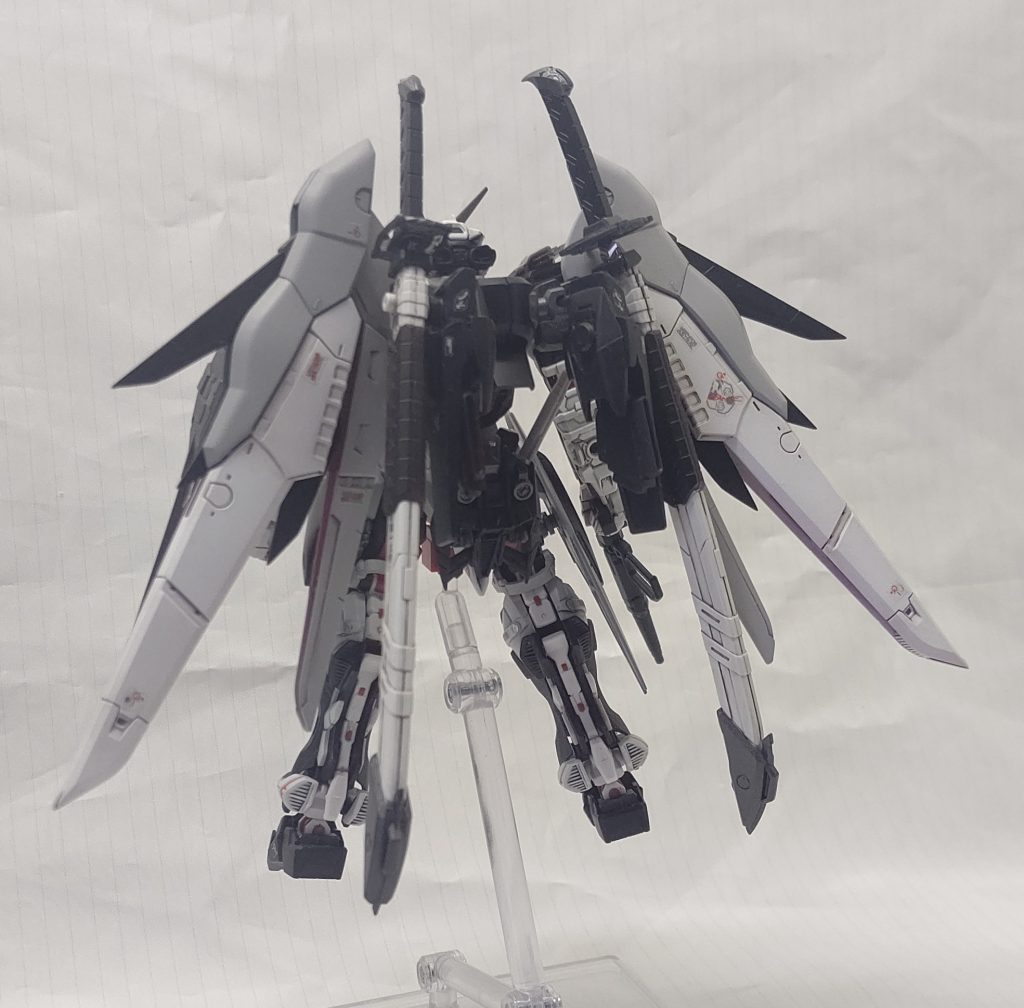 アストレイお馴染みのバックパックはそのまま下にスライドし、ディスティニィーシルエットを取り付けられるようにしています‼️