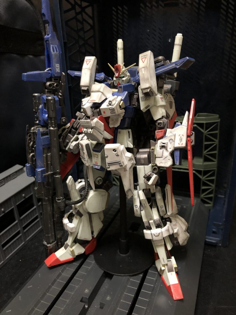 アストナージ「しかし、フルアーマーならば公式に元々あるだろ?フルアーマーZZとかFAZZとか強化型ZZとかさ。」ジュドー「FAZZはZZじゃないですよー。」アストナージ「そりゃそーだけど!」oyz「そうだね。たしかにZZにはフルアーマー装備あるね。だがしかし、その中に可変機構を阻害しないアーマーユニットはあるかい?無いだろう。フルアーマーは初代ガンダムから皆んな憧れの装備さ。言うなれば浪漫の塊さ。ガンダムがアーマー着て、更に強化される。こんな浪漫はないさ。しかし!だからと言って、可変という浪漫が出来なくなって良いのか!?答えは”否“だ!!フルアーマーだろうが可変は出来た方がイイに決まってるっ!!という事で、今回新たにFAを提案したという訳さ。」アストナージ「ああ、整備が大変なZZが更に面倒くさい事に...!」ブライト「アストナージ、整備は頼んだぞ。」アストナージ「ええ....!。゚(゚´Д`゚)゚。」