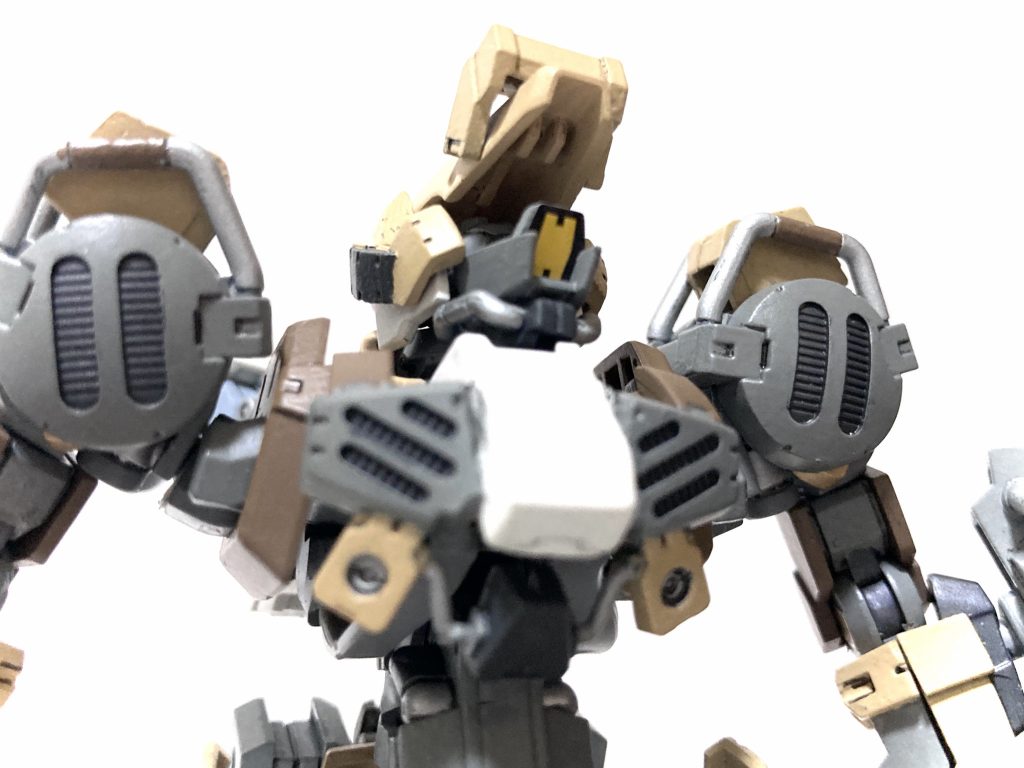 頭部はガードがあっても開閉可能です。 