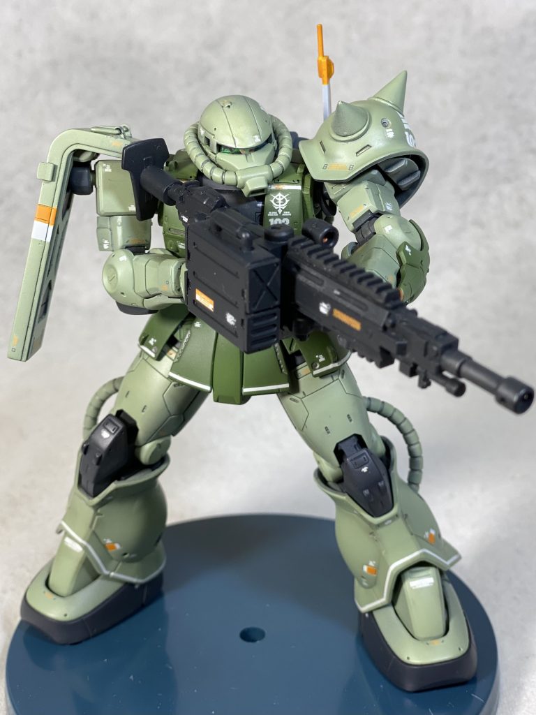 軽くアクション!! ヘビーマシンガン射撃姿勢ヘビーマシンガンは対艦ライフルとザクマシンガンを切り刻んでミキシングしてます。