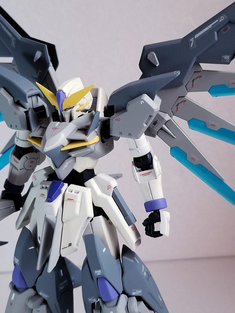 カラーは渋い感じに