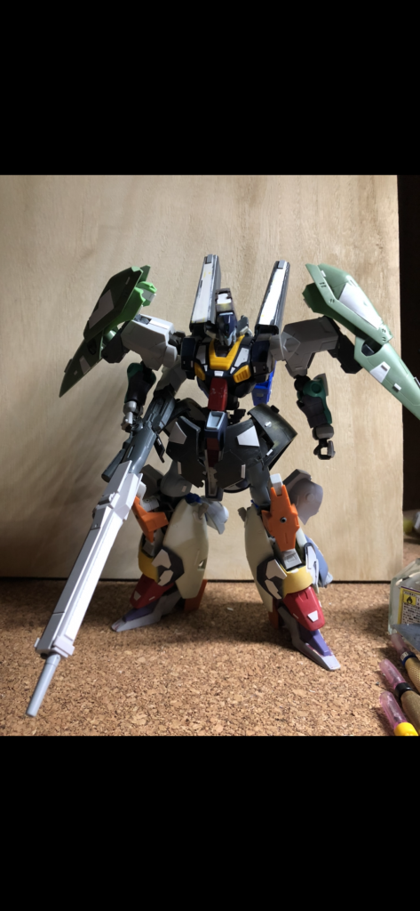 サフ前です。フロントアーマーは分割してスジボリとディテールアップをしてました。