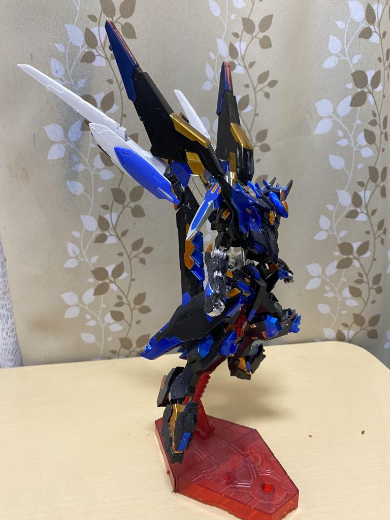 意外とぴったりハマって羽同士の接合は楽だった