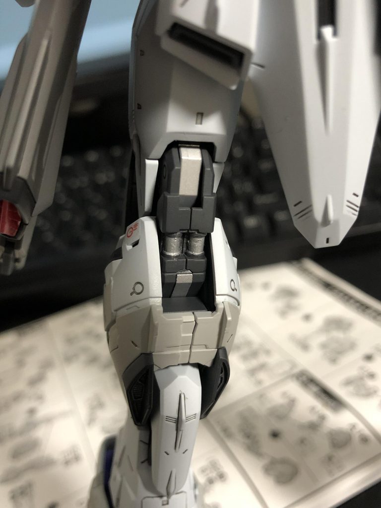 膝裏の塗り分け。丸い部分はエナメル塗料を筆で塗りました。めちゃくちゃ難しかった…