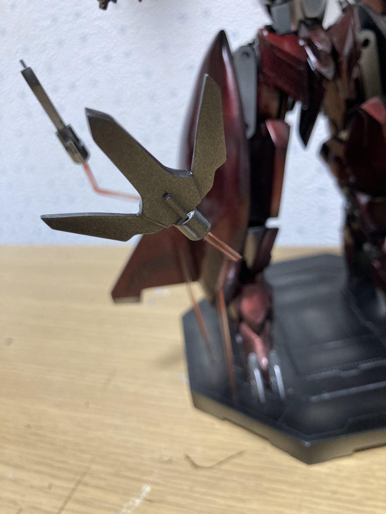 ファングはプラ板とパテで自作しています。