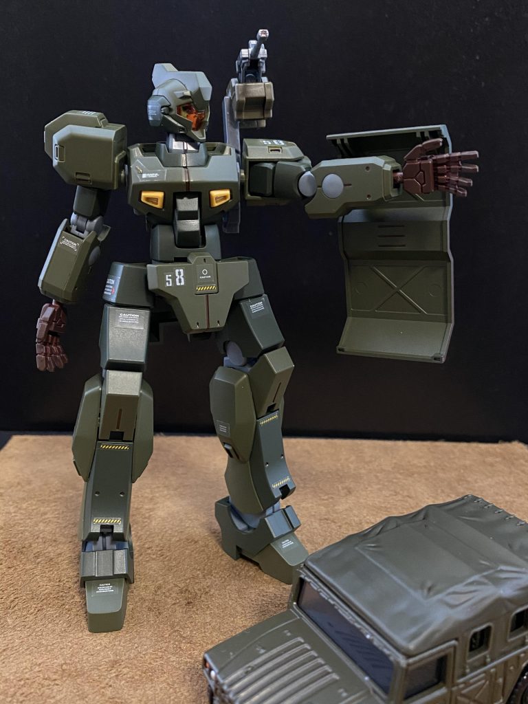 XX式人型装甲戦闘車両用対空機銃左肩後部に装備。12.7mm重機関銃、対空と銘打っているが、通常の機銃と同じように様々な用途に使用される。XX式人型装甲戦闘車両用防盾左腕に装備。この機体はフレームこそ頑丈だが、その装甲は、機体の軽量化の為、頭部の一部、胸部、腹部、腿部、スネ部、足首回り、腰フロント及びリアスカート以外は、積層強化樹脂であり、それをカバーする為の物。実際の所、装甲材で出来たただの板である。装備された際の見た目から、フリソデと呼ばれる。