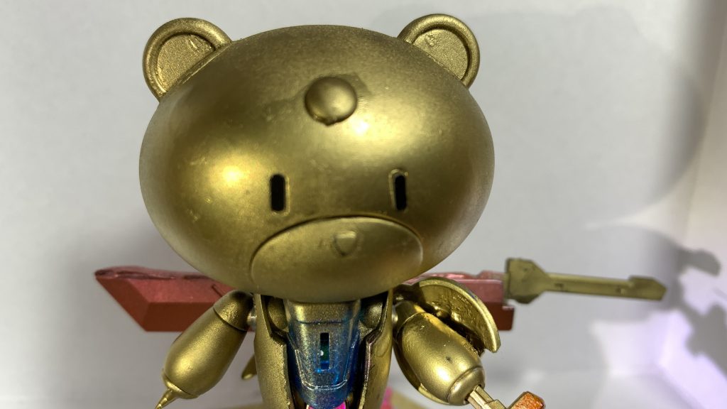 手持ちの剣はグフR35のビームサーベルを途中で切断して繋ぎ合わせました。