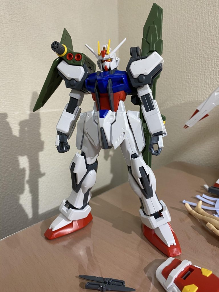 素組みはこんな感じ色分け優秀でした立ち方がかっこよくなったの伝わりますかね?ちなみにライフルとシールド、ビームサーベルも付属しますそしてキラのフィギュアっぽいものも…