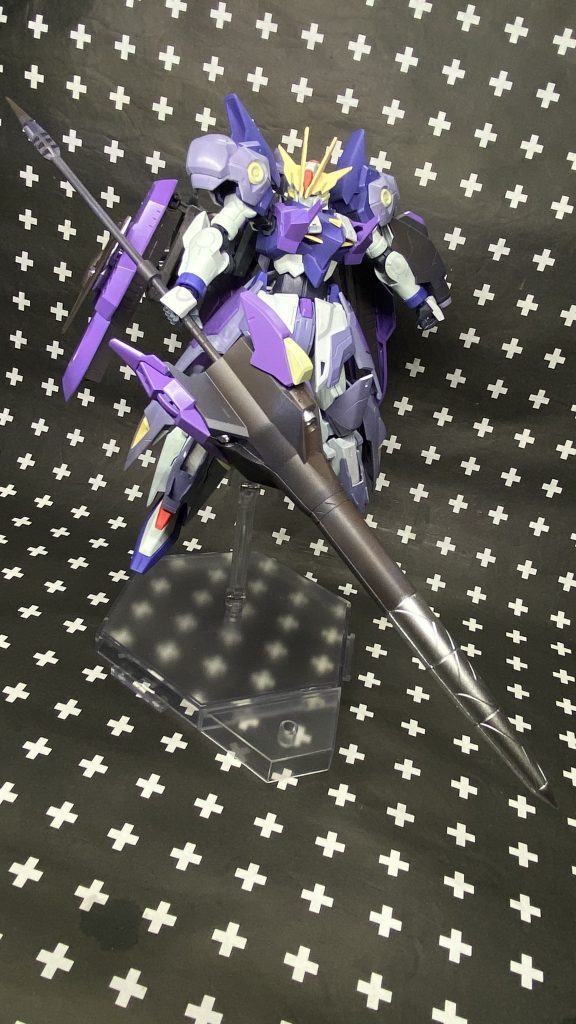 武装類です。ビームライフルはHGBD:Rユーラヴェンより拝借。左腕のドリルはキマリスヴィダールの膝部分をカットして腕に取り付け出来るように調整。メイン武器のランスはキマリスヴィダールのものを丸々拝借。テキトーなジャンクパーツでデコし柄?パーツをランナーを使い延長しました。