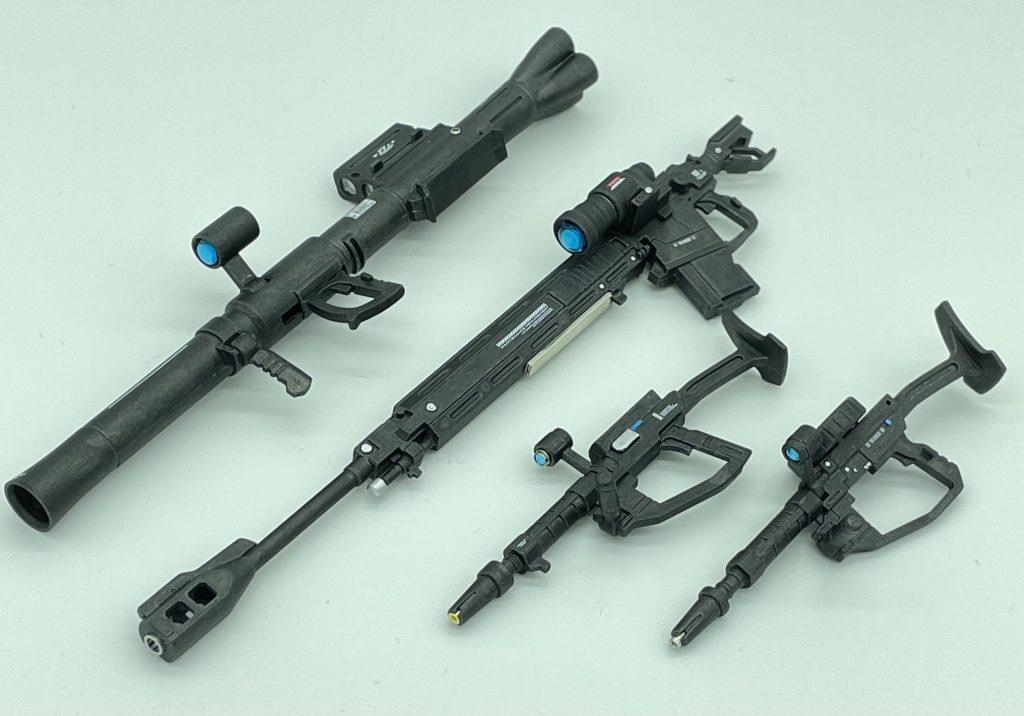 MS用対艦ライフルの銃口と下部に使用したメタルパーツはオリジナルのワンオフ品です。少しかっこ悪く言ってしまえば身の回りのジャンクパーツです。Hアイズのブルーは初めて使いましたがラピーで裏打ちすると素晴らしい輝きですね。