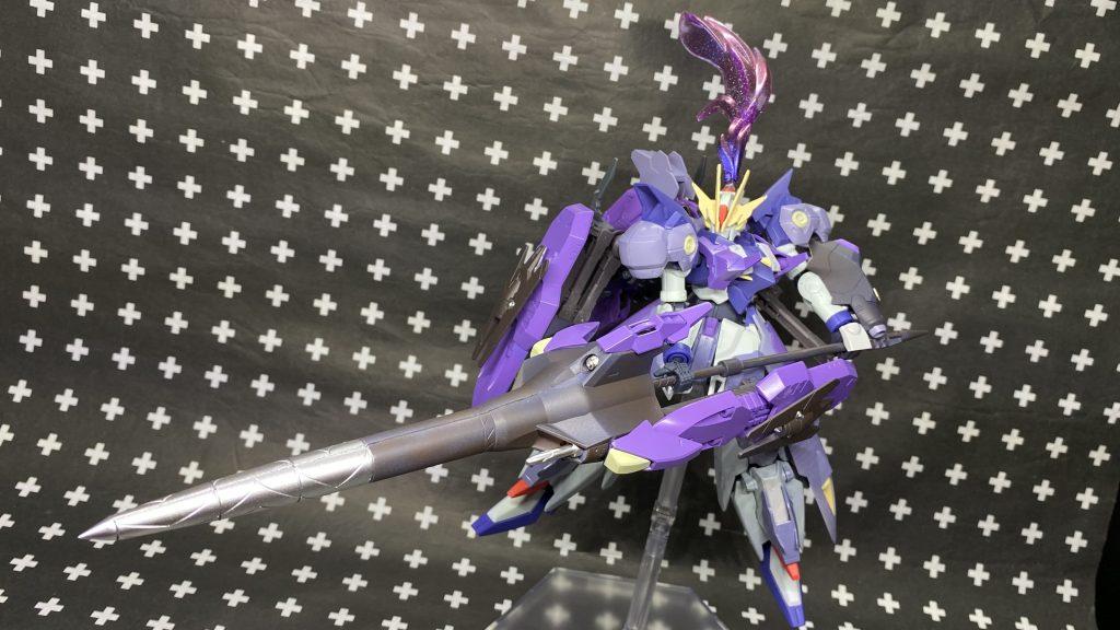 キマリスヴィダールのギミックはそのままなのでダインスレイブを使用できます。また、頭のトサカはディナイアルガンダムより拝借してます。フルパワーで稼働するとエネルギーの余剰分を逃がすためにビーム状にして頭から逃がしてるみたいなイメージです。