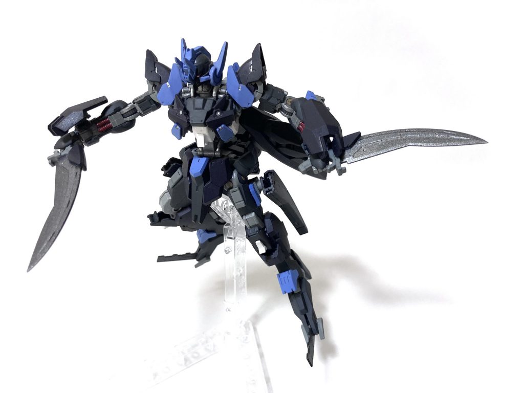 主兵装は、大型のクルガナイフ二刀流。シールドは逆手持ちの際に邪魔にならないような形状になっている。（ファルケから）また、ヴィダールでも採用された両足のハンターエッジを合わせて四刀でＭＡを攻撃する。 