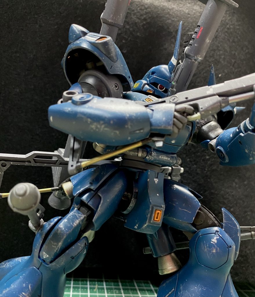 肩アーマー下部は設定通り開口し、他の外装パーツ共々フチは薄々攻撃。モノアイは少し大きめのHアイズで目ヂカラUp＋左右スイング可動化。頭部バルカンはハイキューマズルに置換（撮影時ポロリしてしまう…）。