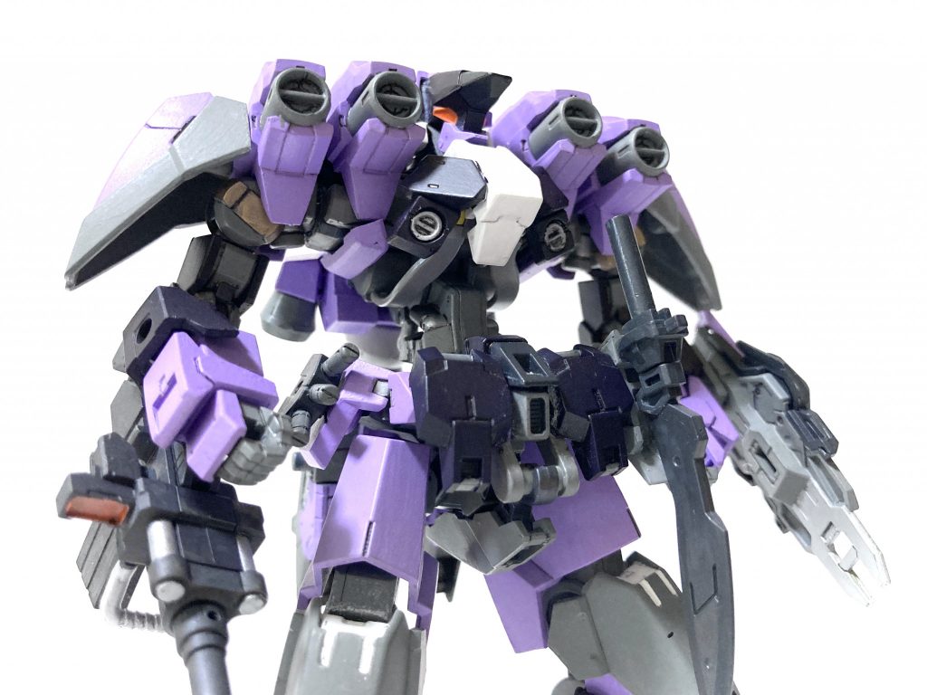 ナナメ下からの胸部。いろいろなパーツが付いてますが、中身はグレイズフレームそのままなのがわかります。胸はグレイズ改のコクピットハッチにシエルノヴァオプションの胸パーツを。肩にもシエルノヴァオプションを贅沢に2組分。これでも全部外せます♪