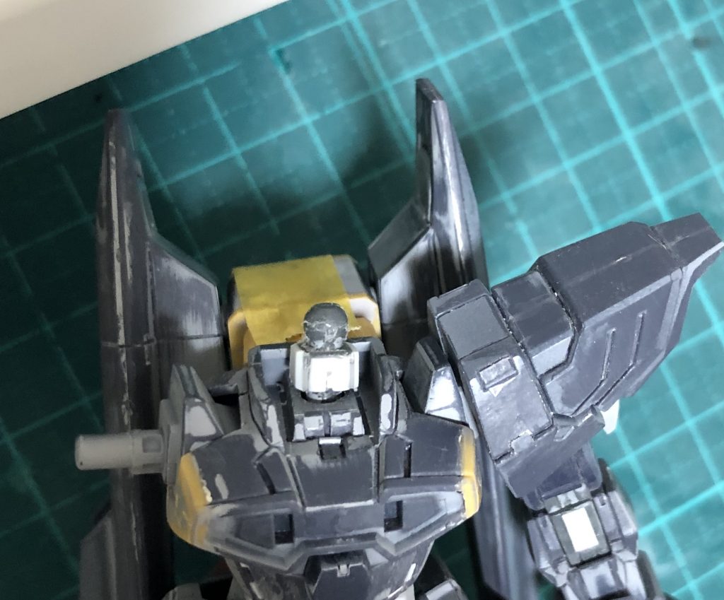 首がポリキャップだったので、真ん中でカットして延長した後、周りをプラ板で囲んで塗装できるようにしました。