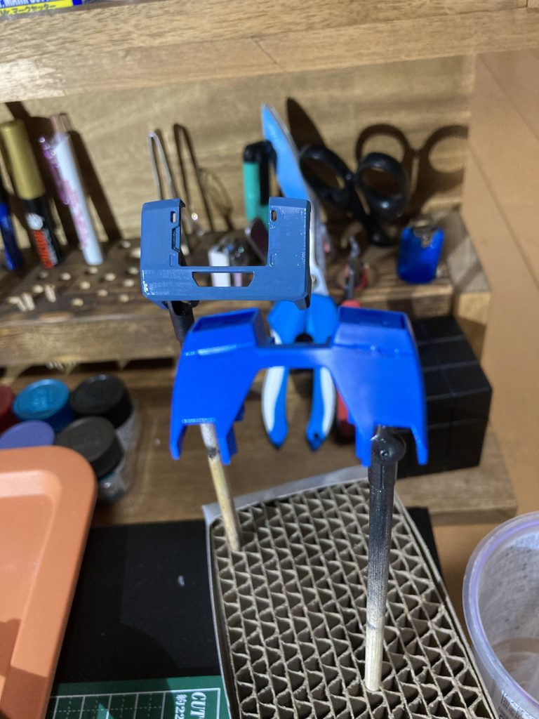 青パーツの部分は筆塗りでミディアムブルーに変更しました