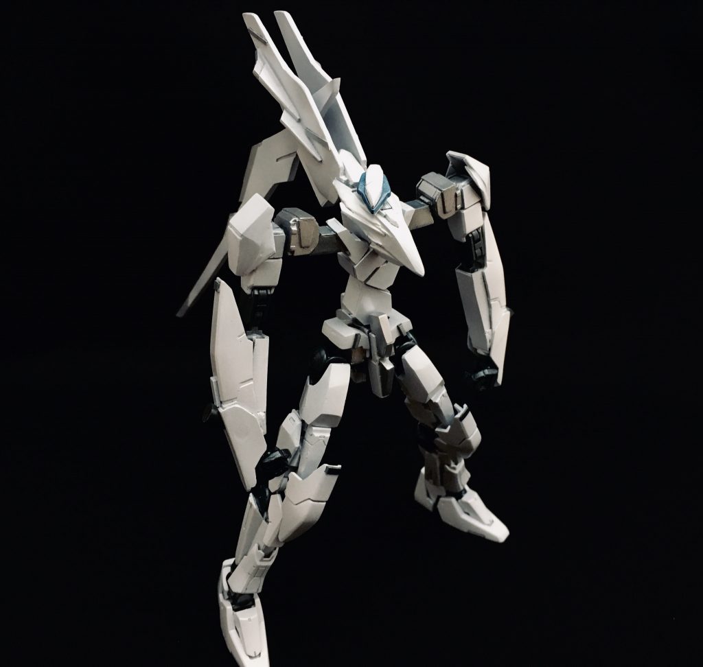 正面です。シンプルな機体であるが故にごまかしが効かず、ミキシングのパーツ選びが難航しましたが、うまくまとめることができました。塗料は以下の通りです。ホワイト部 ガイアノーツアルテメットホワイト(下地)+雲母堂スーパーホワイト(トップ)関節部 ブラック+ニュートラルグレー+クリアブルー(少々)
