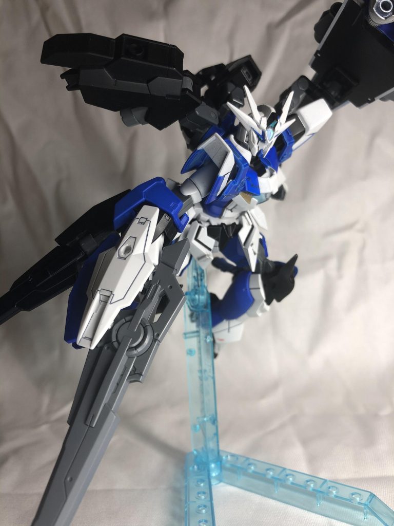 主な武装はGNバスターライフルⅡ、フィンファング、肘のGNビームサーベルとオリジナル武装のGNシールドバレル。バスターライフルはユーラヴェンのライフルからパーツを借用し射撃の安定性と命中精度を向上。副産物として小型シールドとしての役割も持つ。